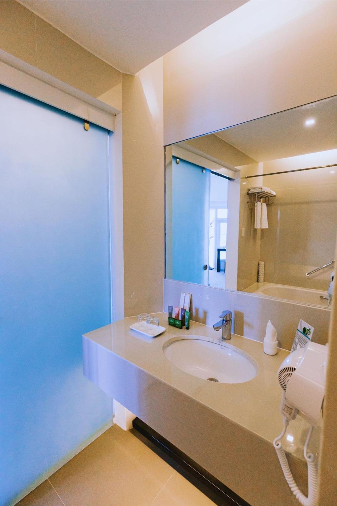 Arterra Seaview Resort Lapu-Lapu City Esterno foto